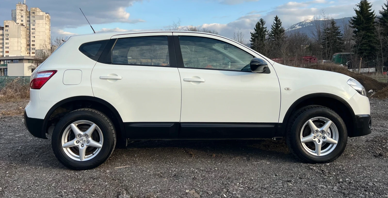 Nissan Qashqai 2.0i 4x4 Камера//Нави//Euro5a, снимка 8 - Автомобили и джипове - 53990860