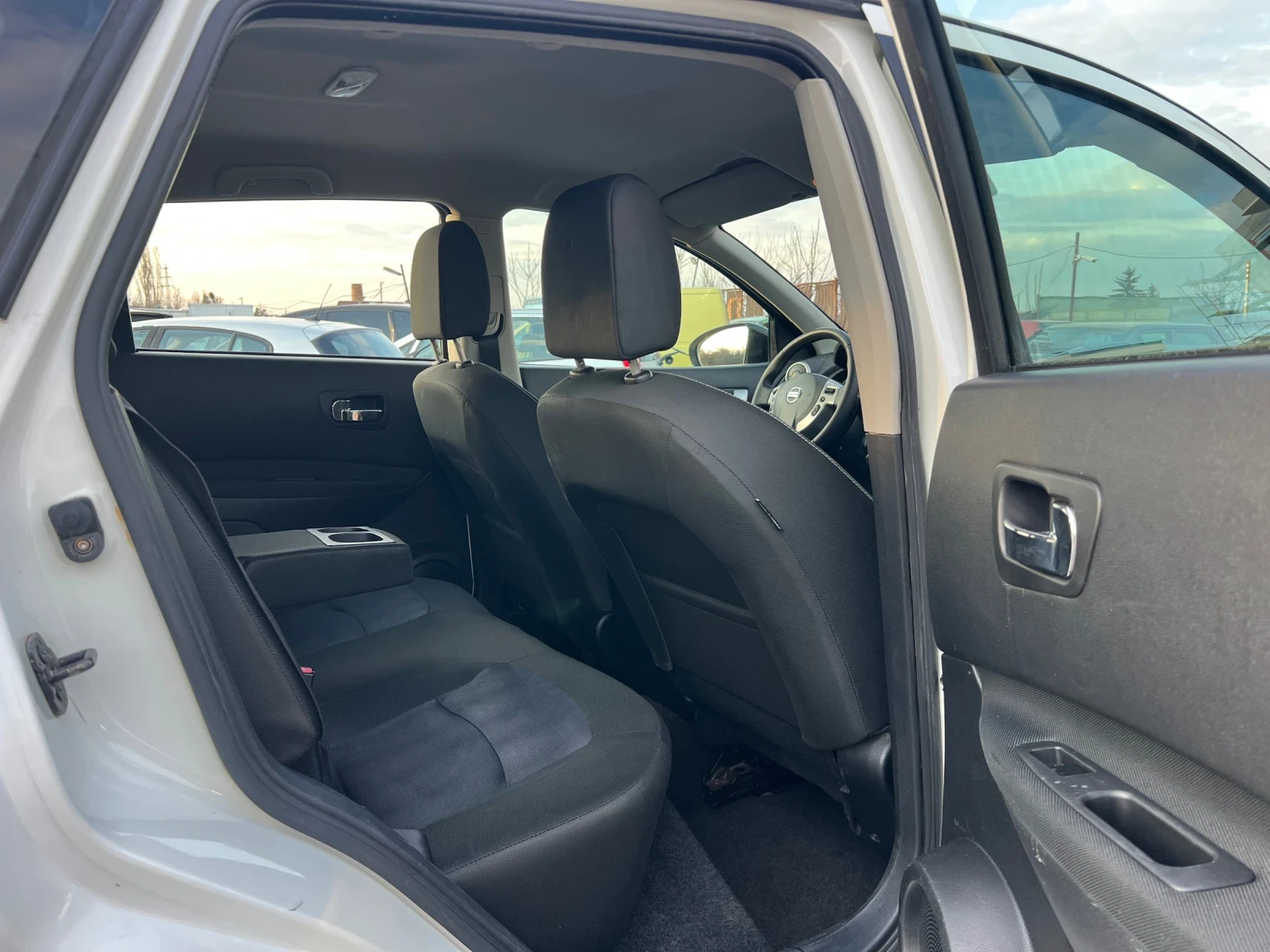 Nissan Qashqai 2.0i 4x4 Камера//Нави//Euro5a, снимка 13 - Автомобили и джипове - 53990860