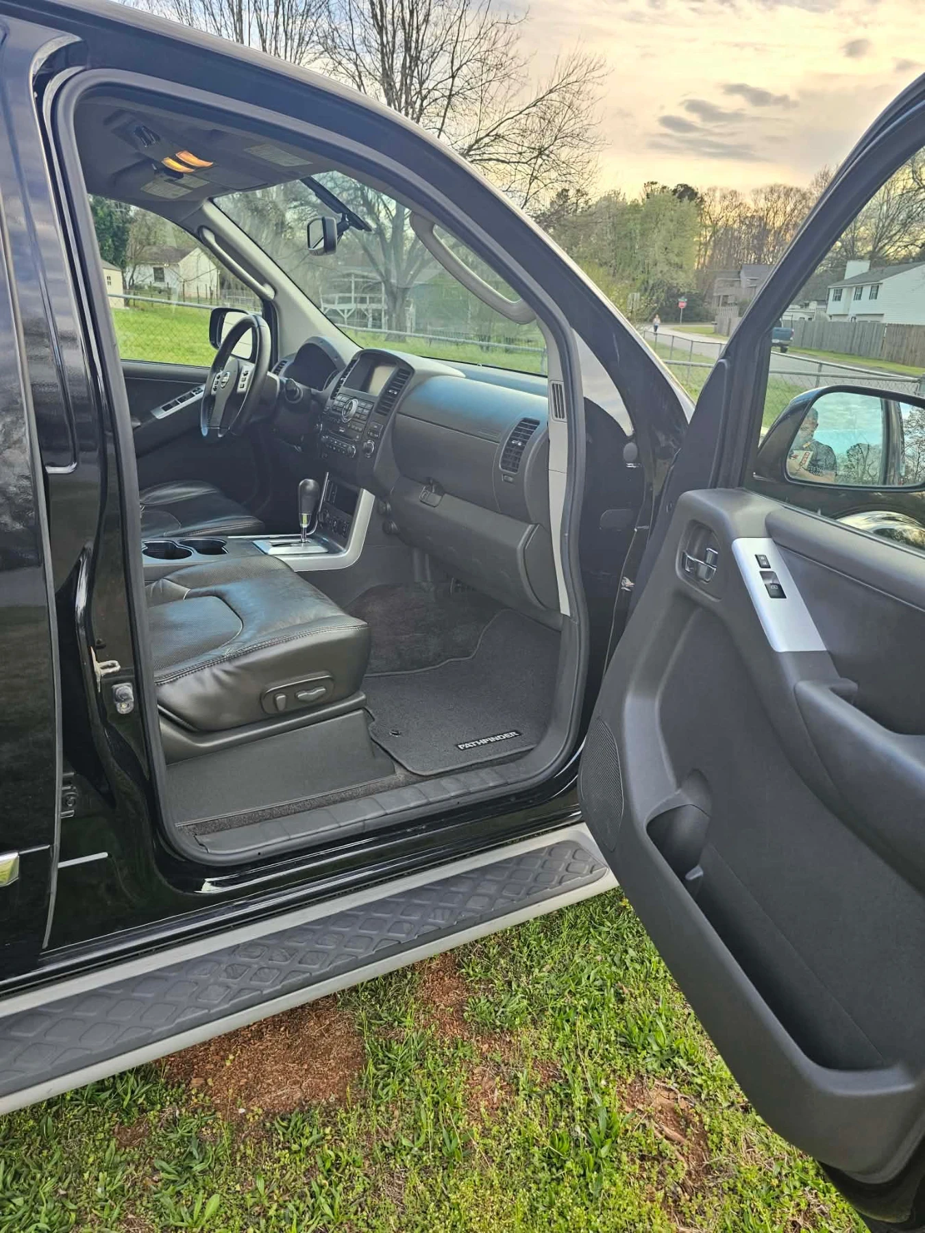 Nissan Pathfinder Silver Edition