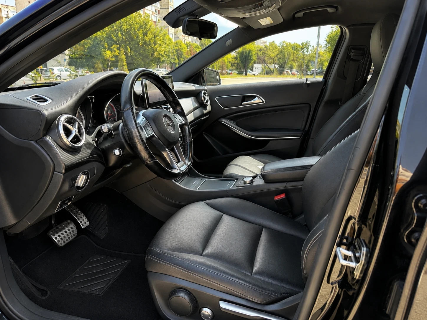 Mercedes-Benz GLA 200 4matic-Подгрев-CarPlay-Черен таван, снимка 6 - Автомобили и джипове - 55625843
