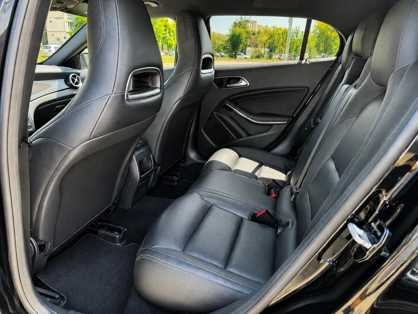 Mercedes-Benz GLA 200 4matic-Подгрев-CarPlay-Черен таван, снимка 7 - Автомобили и джипове - 55625843