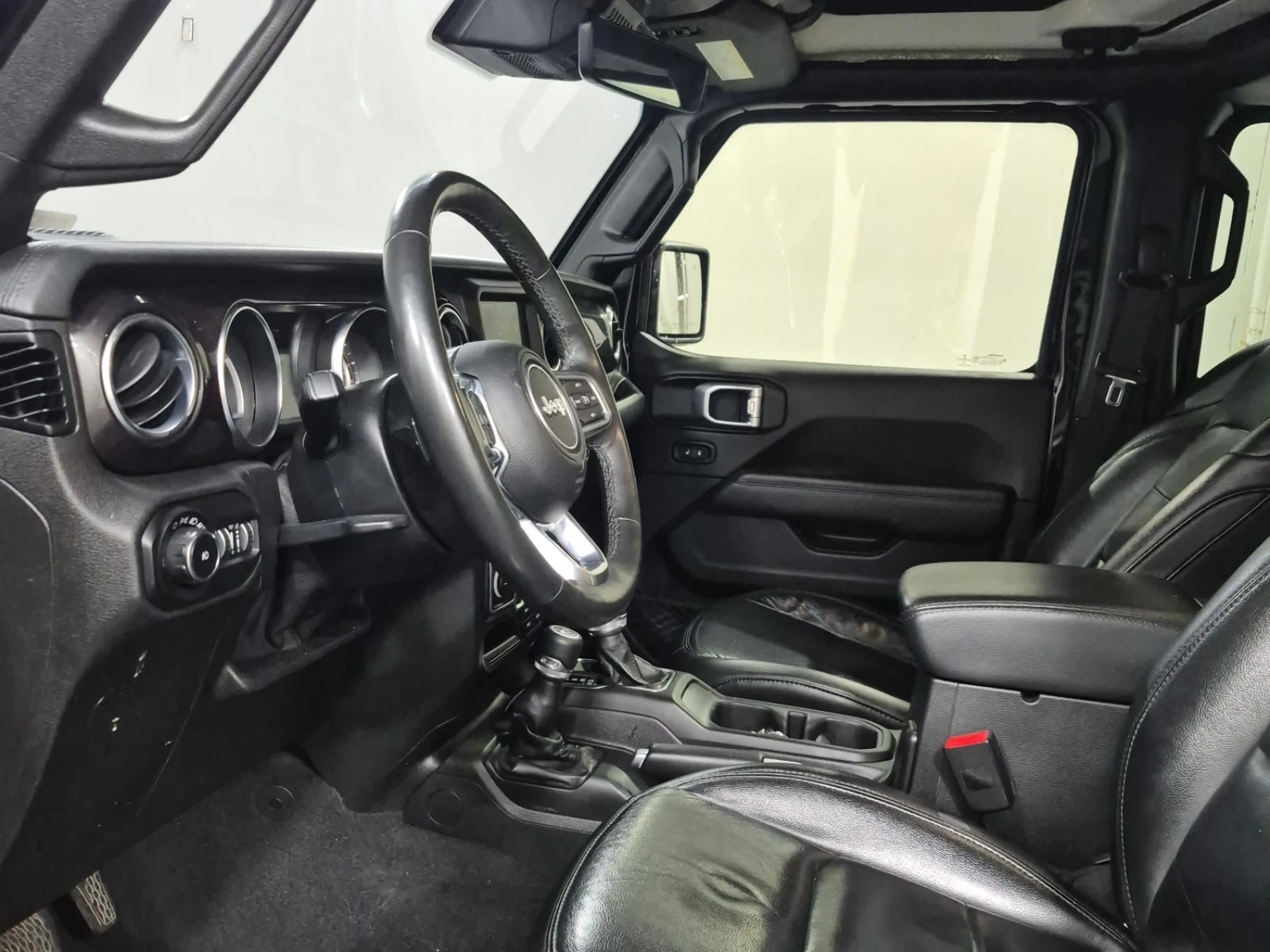 Jeep Wrangler * Sahara * АВТОКРЕДИТ * ОТ ПРЕДСТАВИТЕЛСТВО, снимка 9 - Автомобили и джипове - 55987785