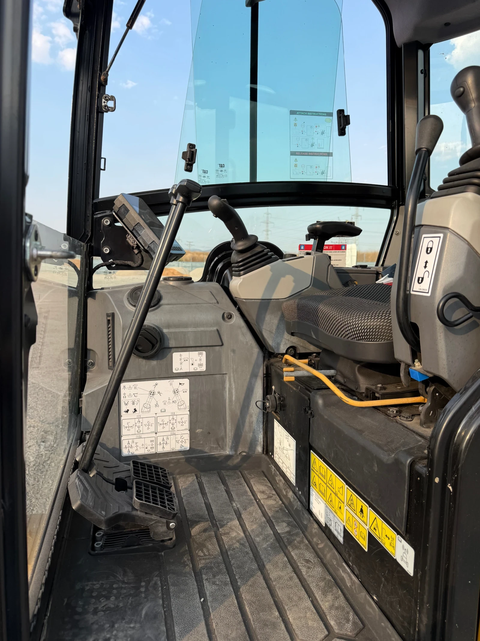 Багер Caterpillar 302.7CR, снимка 7 - Индустриална техника - 56077847