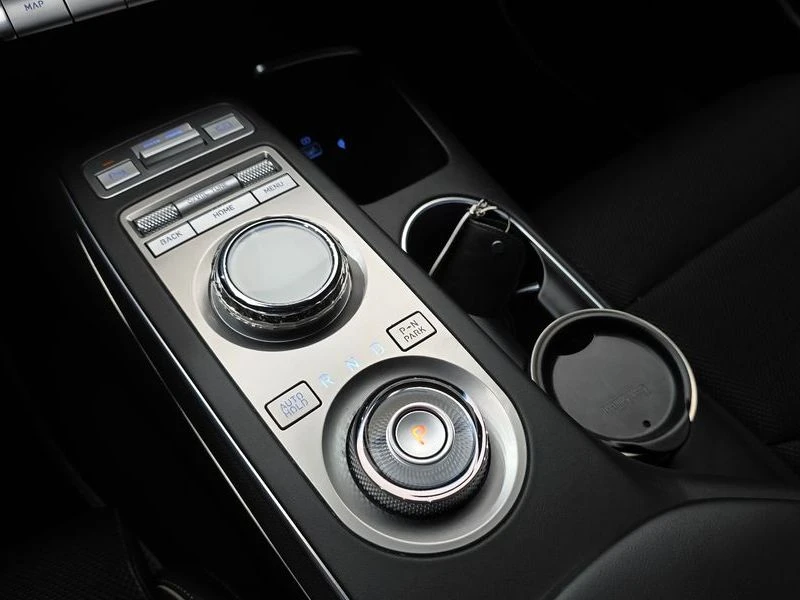 Genesis GV70 КРАЙНА ЦЕНА: 37942 EUR !!!РЕАЛНА КРАЙНА ЦЕНА!!!, снимка 9 - Автомобили и джипове - 55968028