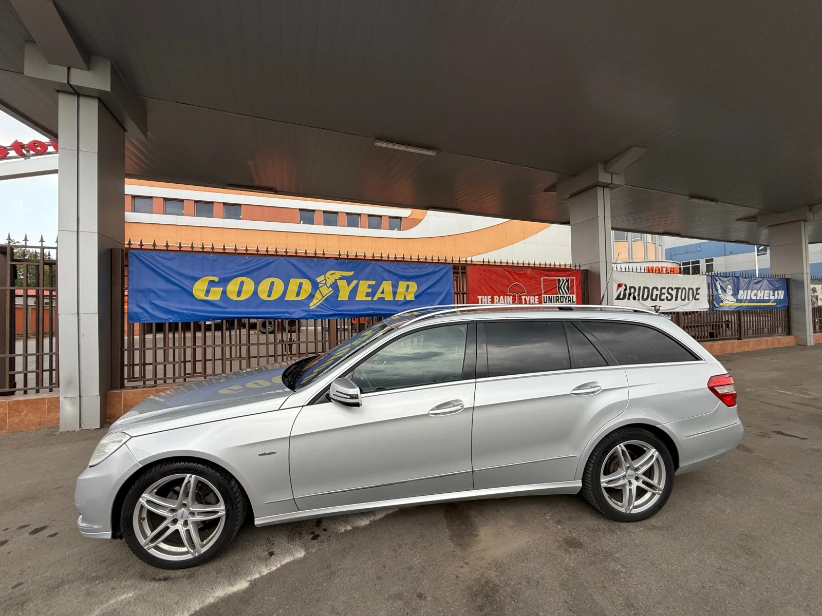 Mercedes-Benz E 220 AMG* Кожа* LED* Автоматик - изображение 3