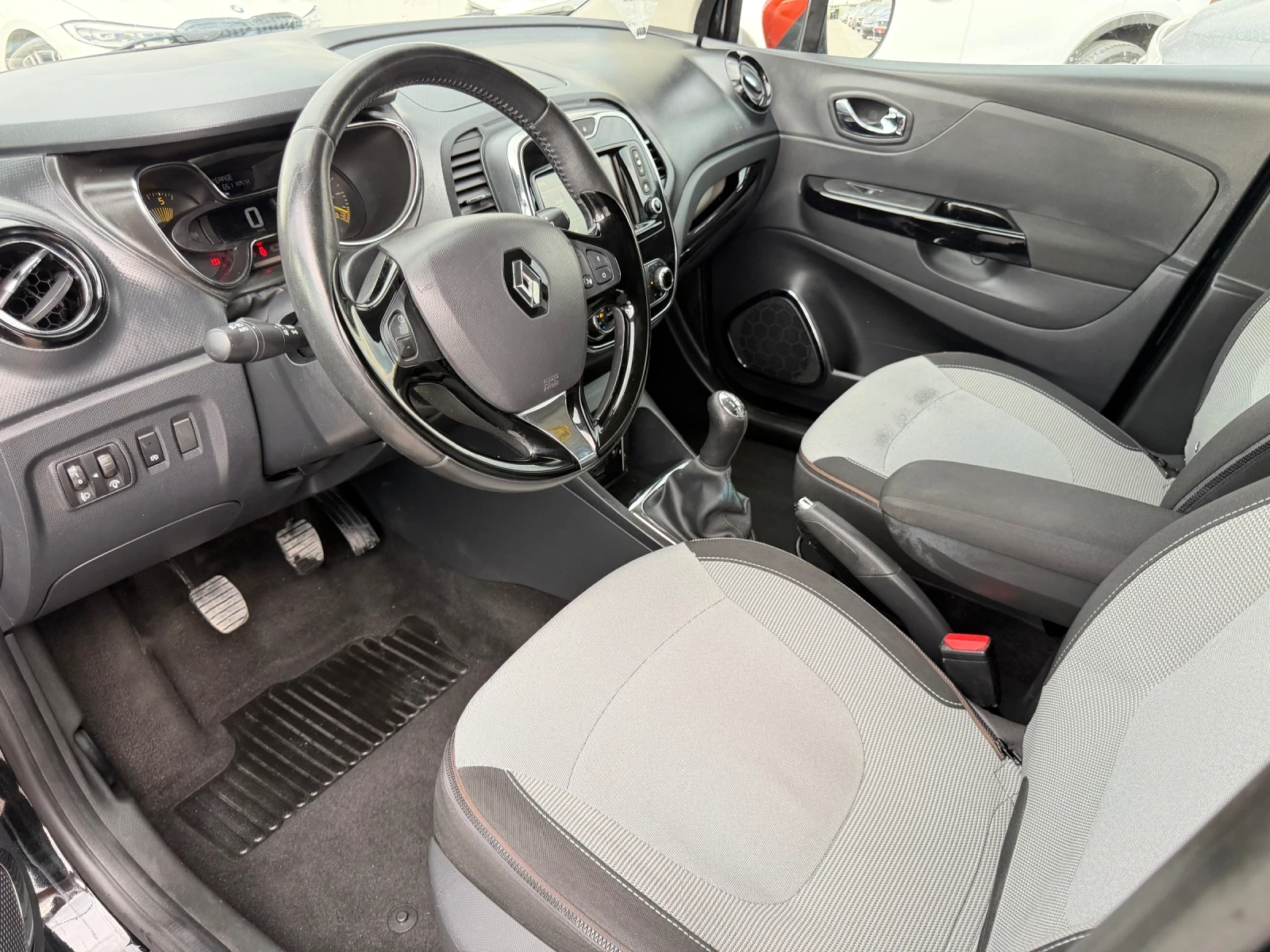 Renault Captur Bi color, key less, navi, camera, снимка 7 - Автомобили и джипове - 55125290