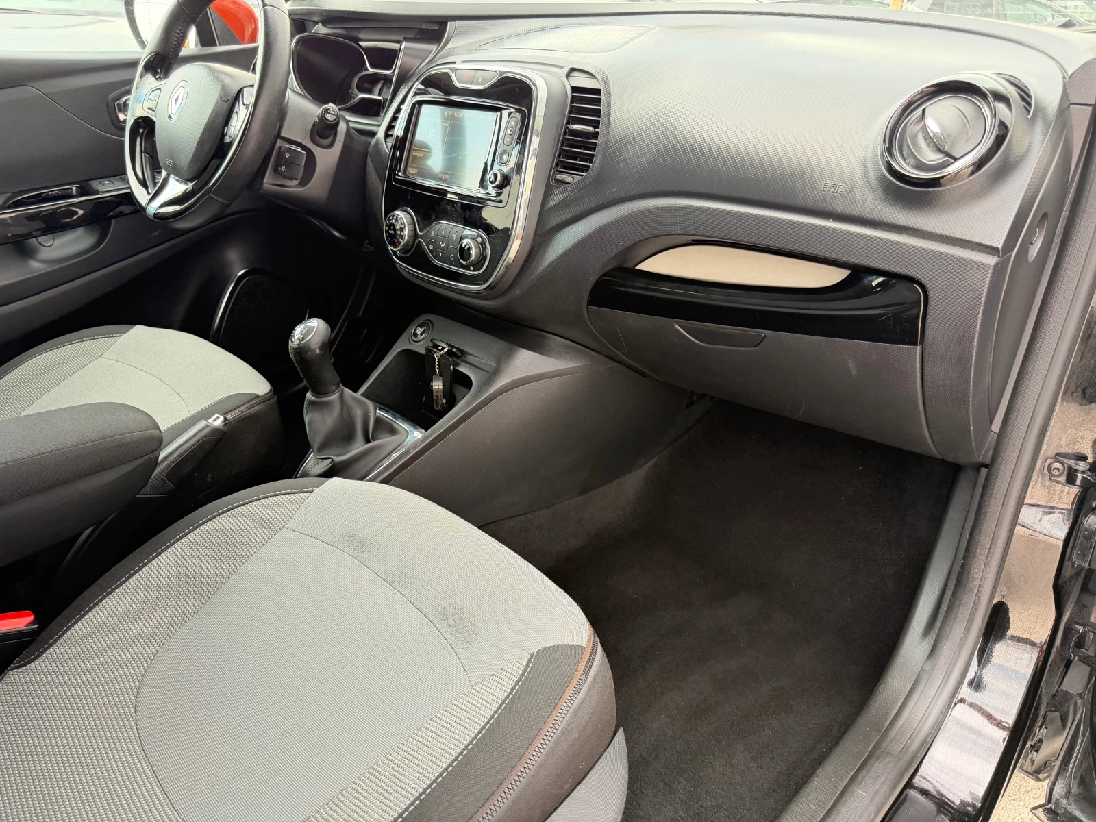 Renault Captur Bi color, key less, navi, camera, снимка 10 - Автомобили и джипове - 55125290