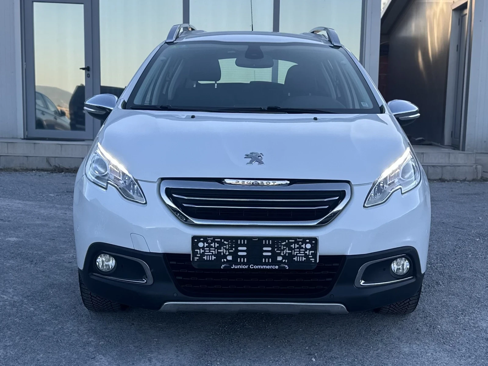 Peugeot 2008 1.6HDI/ALLURE/НАВИ-ПАРК АСИСТ/СЕРВИЗНА ИСТОРИЯ, снимка 2 - Автомобили и джипове - 55989408