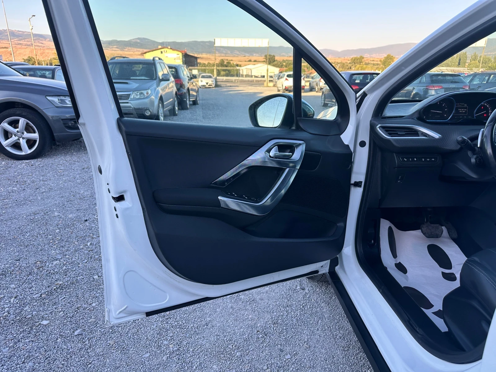 Peugeot 2008 1.6HDI/ALLURE/НАВИ-ПАРК АСИСТ/СЕРВИЗНА ИСТОРИЯ, снимка 6 - Автомобили и джипове - 55989408