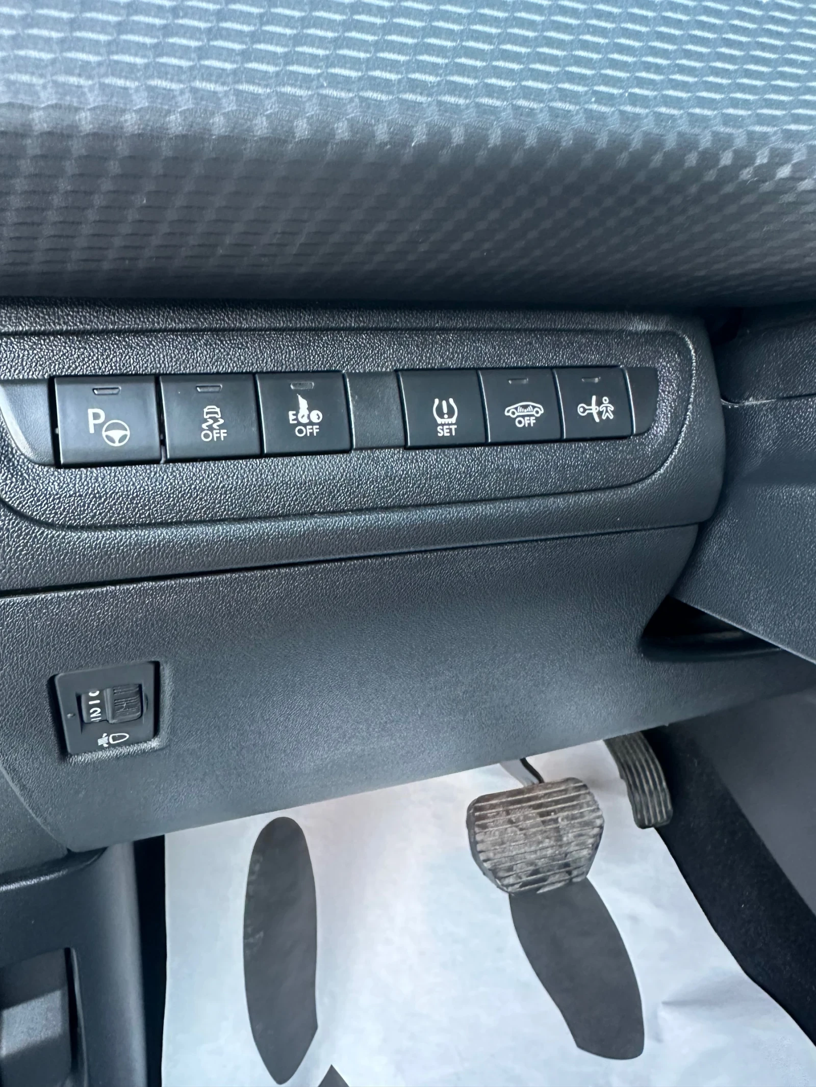 Peugeot 2008 1.6HDI/ALLURE/НАВИ-ПАРК АСИСТ/СЕРВИЗНА ИСТОРИЯ, снимка 17 - Автомобили и джипове - 55989408