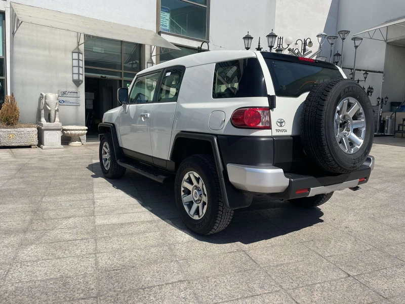 Toyota Fj cruiser 4000 PETROL BASIC, снимка 3 - Автомобили и джипове - 47289797