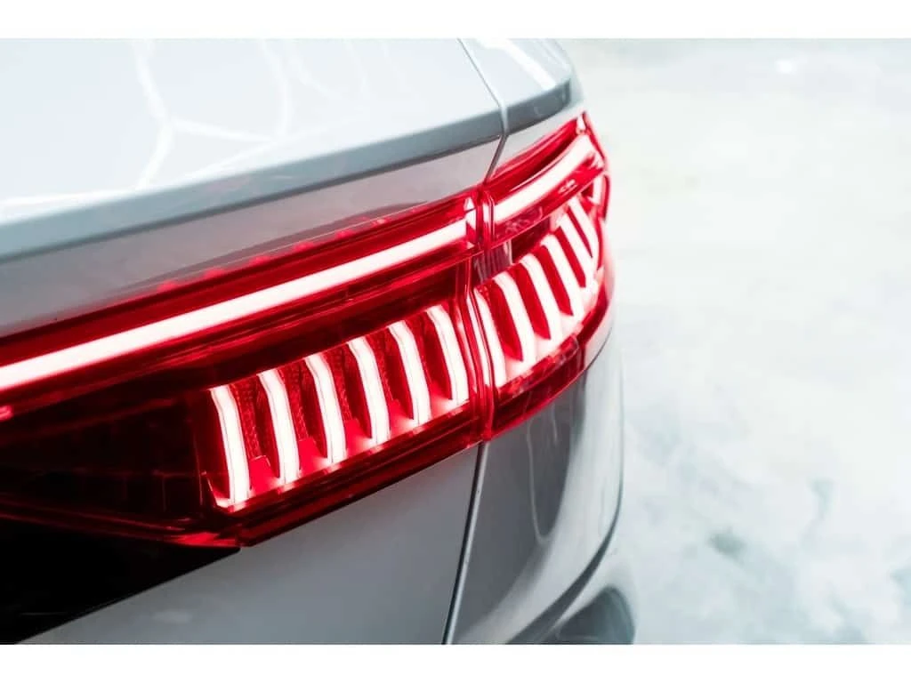 Audi Q8 * Progressiv Quattro | WHITE ON BROWN | LUXURY SUV, снимка 13 - Автомобили и джипове - 54044370