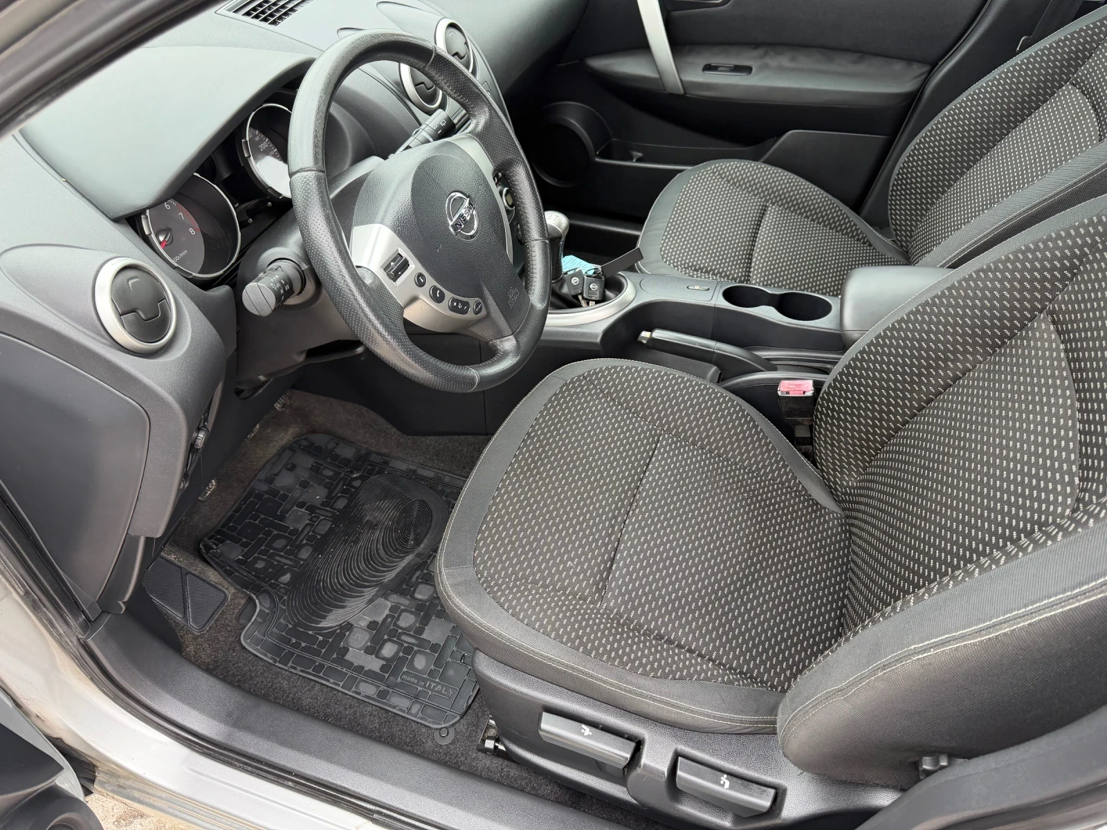 Nissan Qashqai 1.6 (КАТО НОВ), снимка 10 - Автомобили и джипове - 54068089