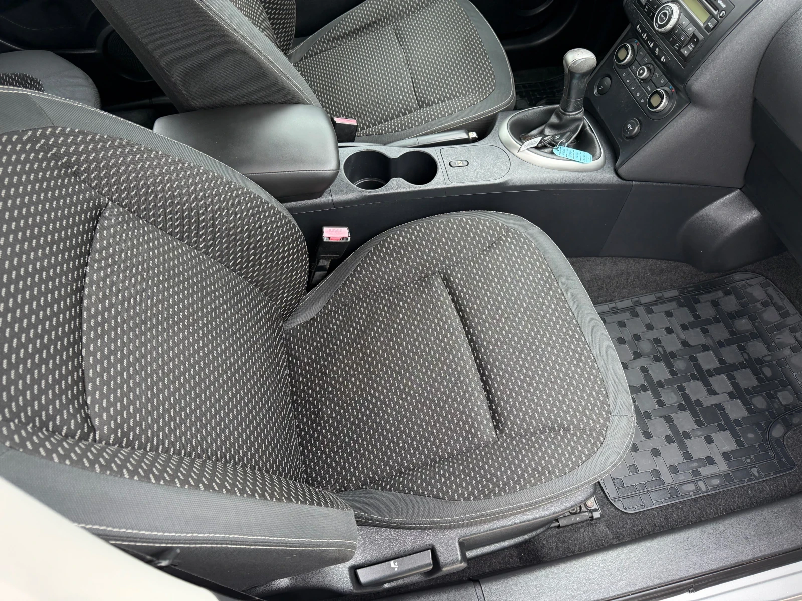 Nissan Qashqai 1.6 (КАТО НОВ), снимка 12 - Автомобили и джипове - 54068089