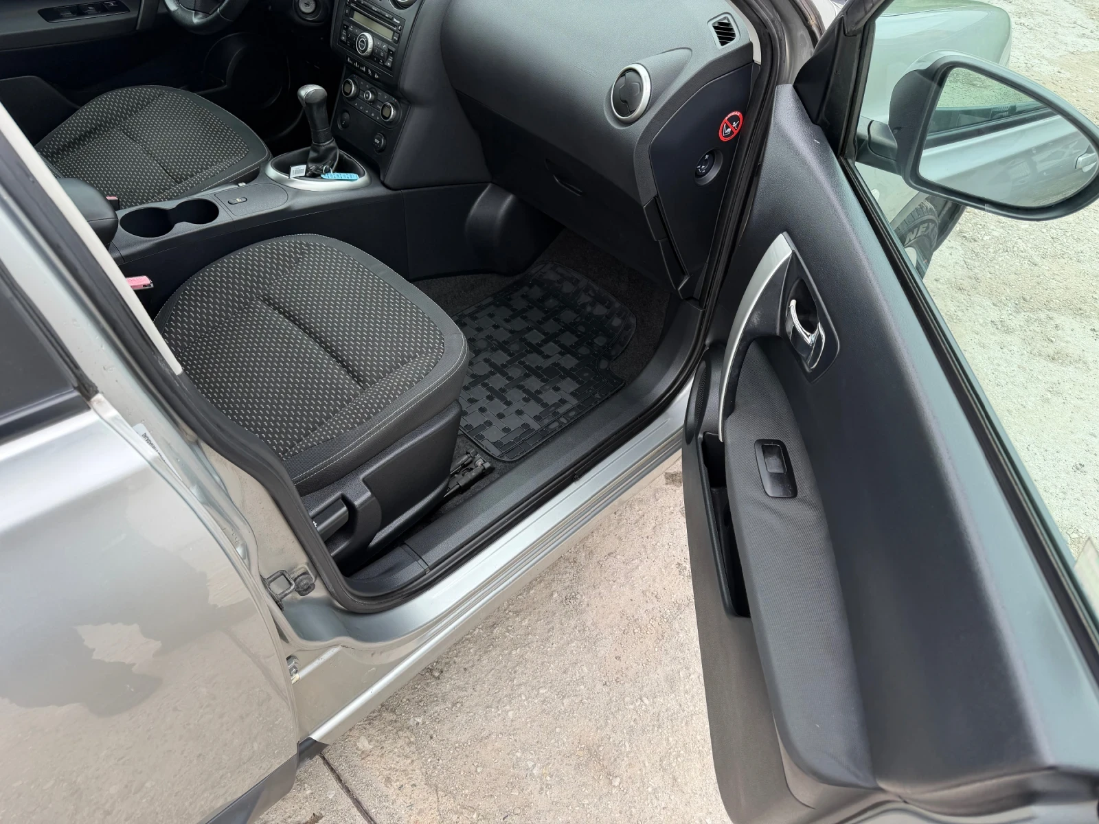 Nissan Qashqai 1.6 (КАТО НОВ), снимка 13 - Автомобили и джипове - 54068089