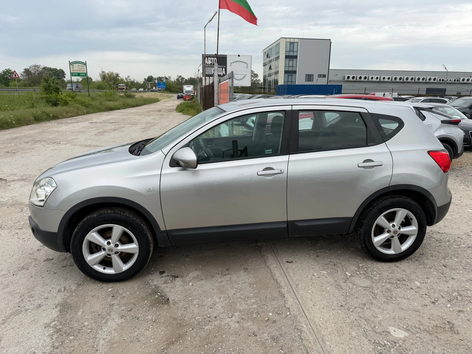 Nissan Qashqai 1.6 (КАТО НОВ), снимка 8 - Автомобили и джипове - 54068089