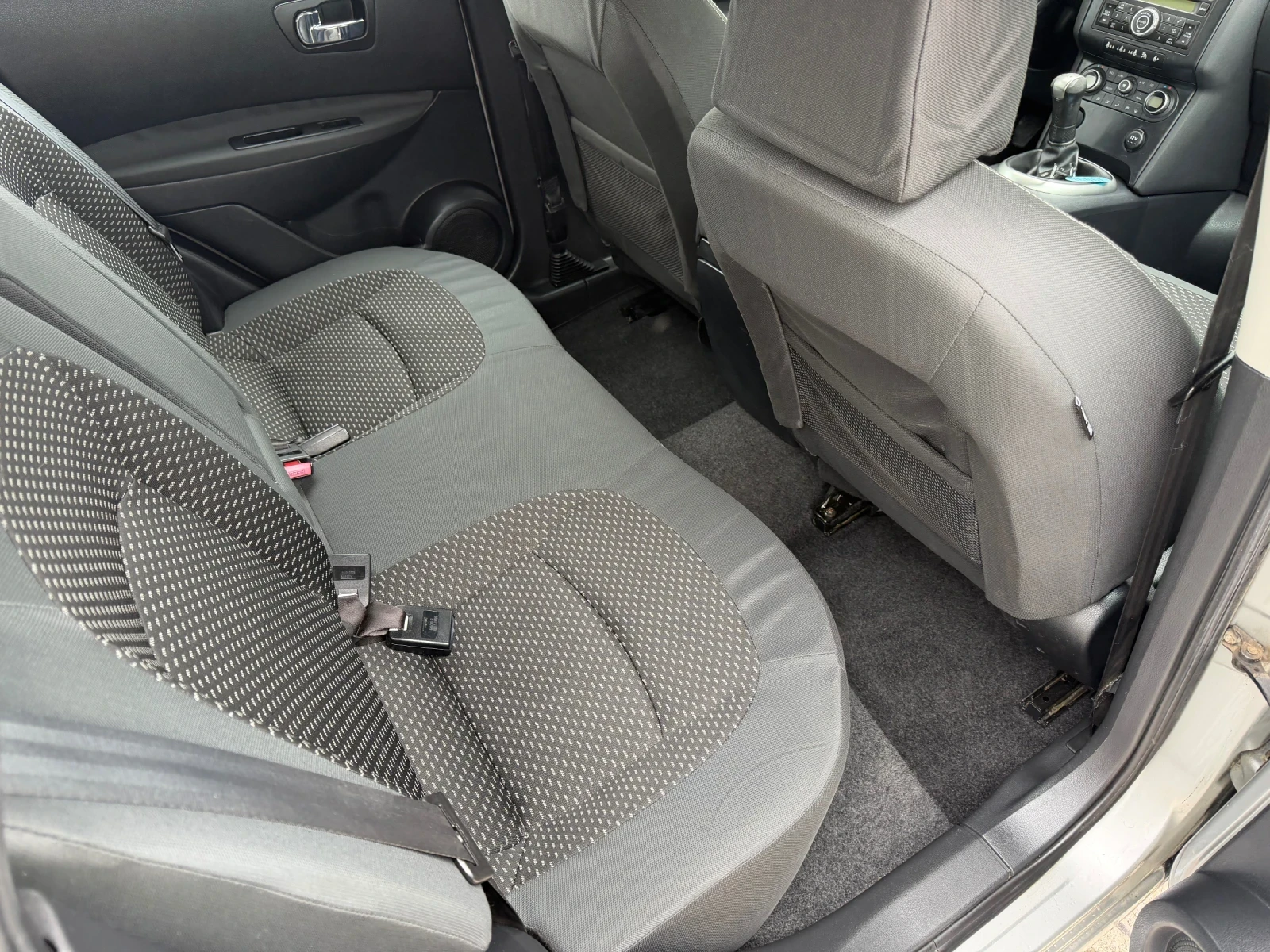 Nissan Qashqai 1.6 (КАТО НОВ), снимка 14 - Автомобили и джипове - 54068089