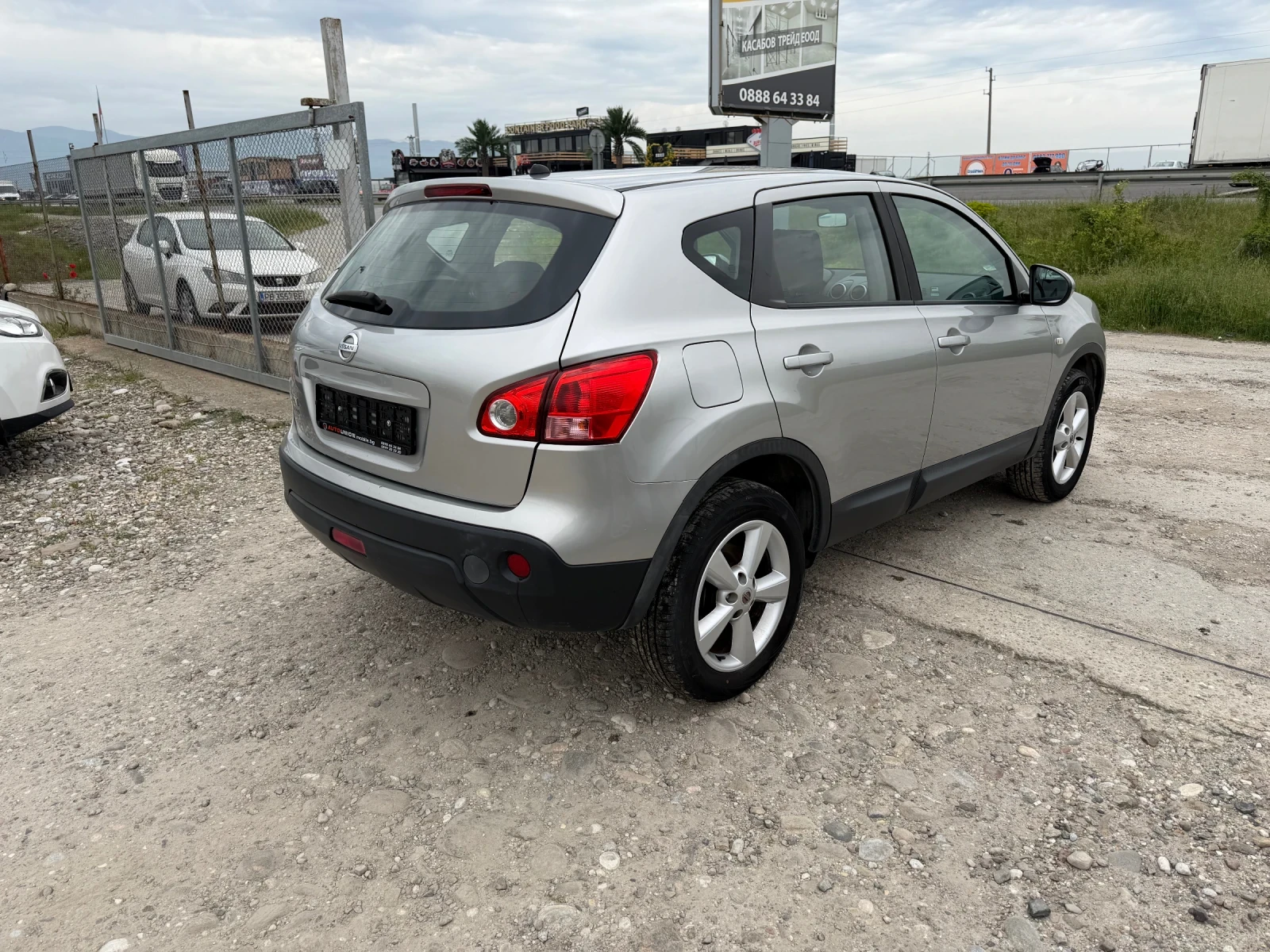 Nissan Qashqai 1.6 (КАТО НОВ), снимка 5 - Автомобили и джипове - 54068089
