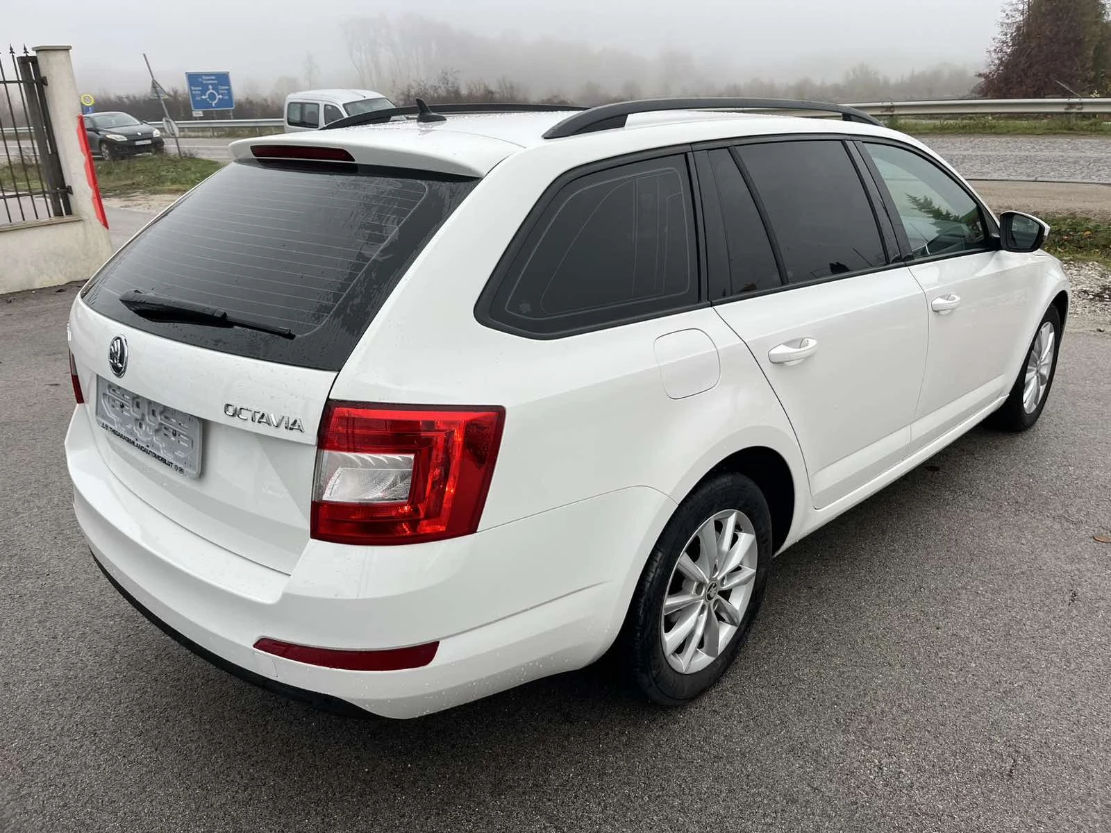 Skoda Octavia 1.6TDI 110кс. EURO 6B КЛИМАТРОНИК АВТОПИЛОT ИТАЛИЯ - изображение 4