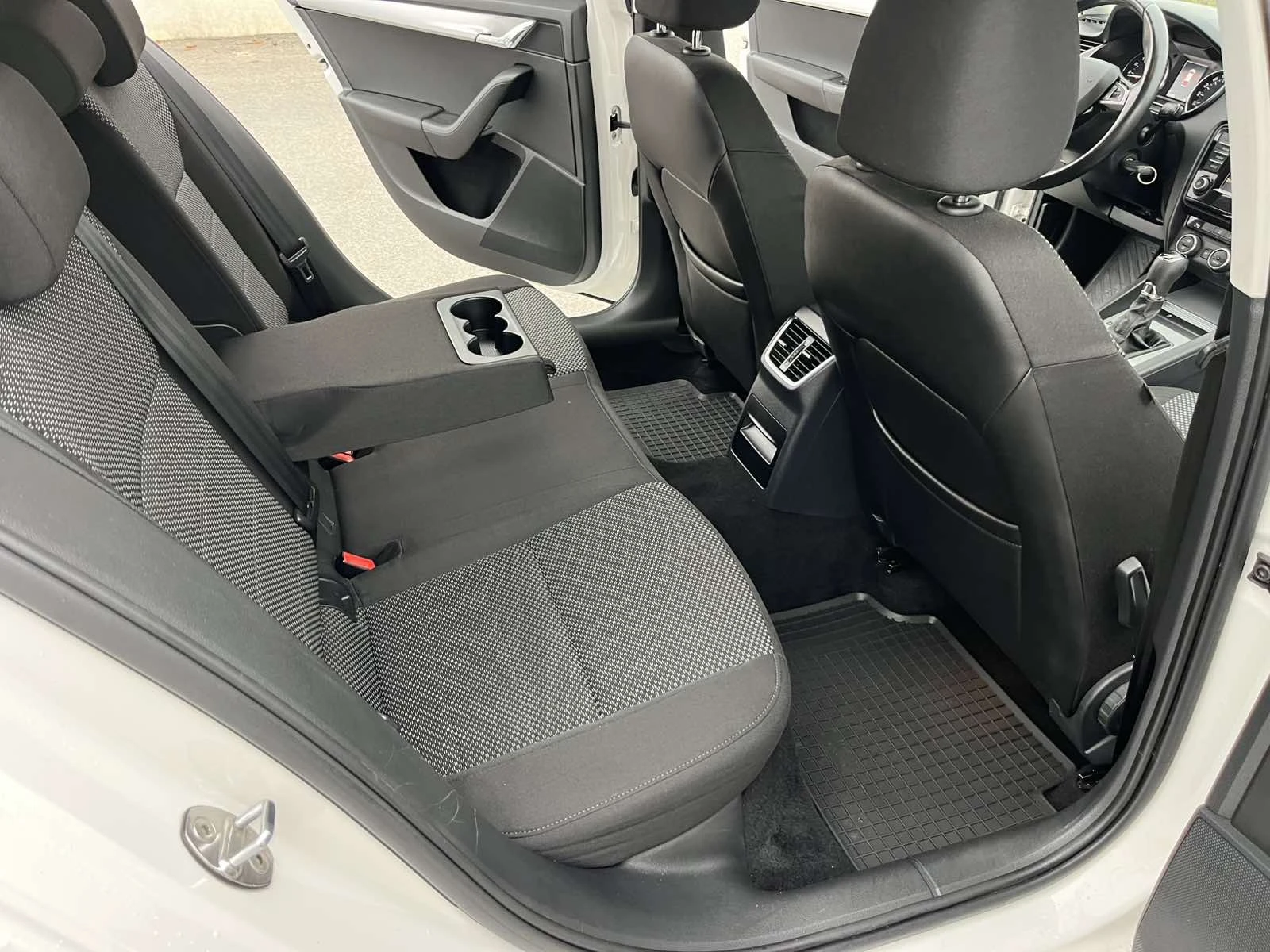 Skoda Octavia 1.6TDI 110кс. EURO 6B КЛИМАТРОНИК АВТОПИЛОT ИТАЛИЯ - изображение 10