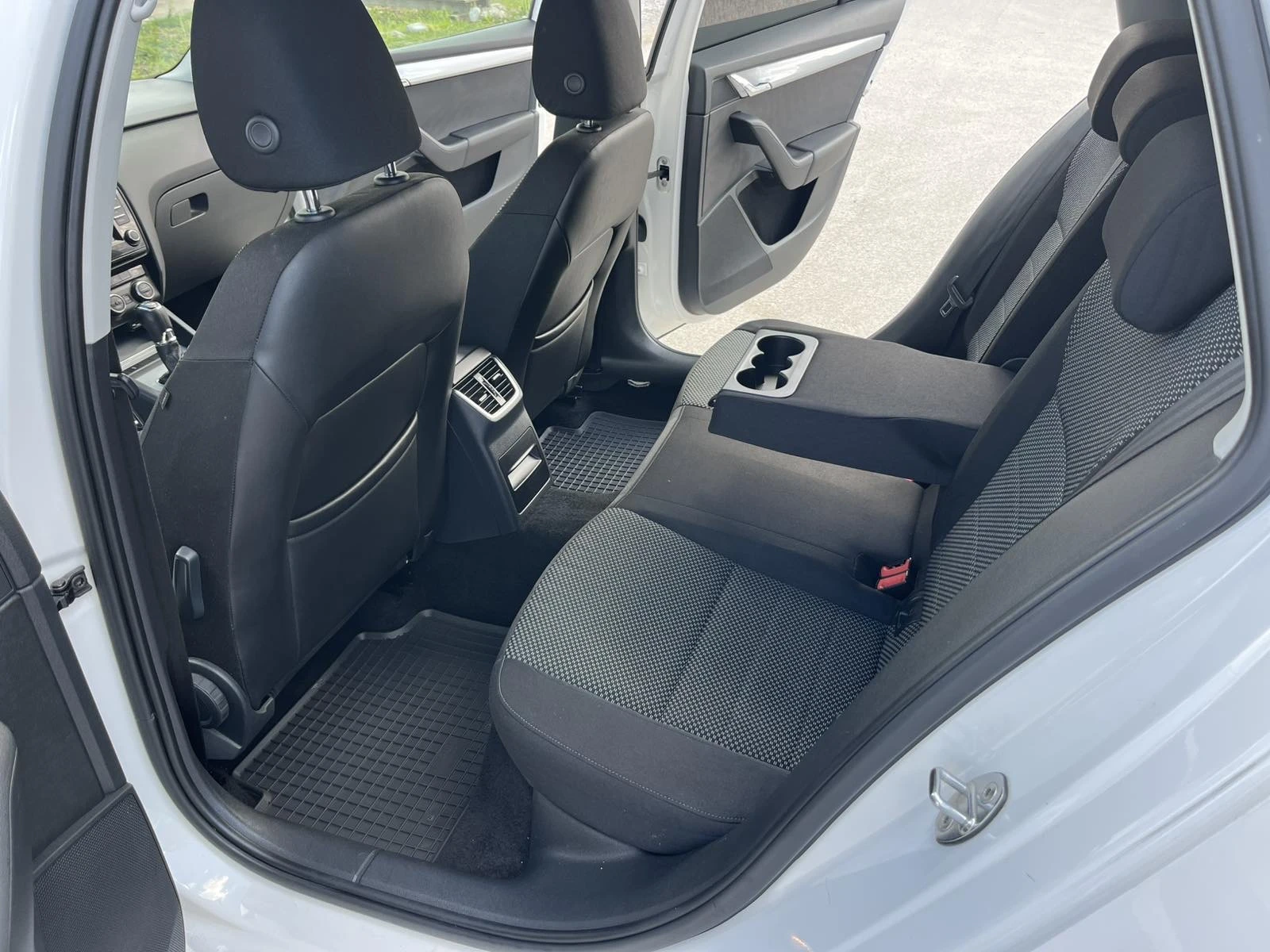 Skoda Octavia 1.6TDI 110кс. EURO 6B КЛИМАТРОНИК АВТОПИЛОT ИТАЛИЯ, снимка 9 - Автомобили и джипове - 52485441