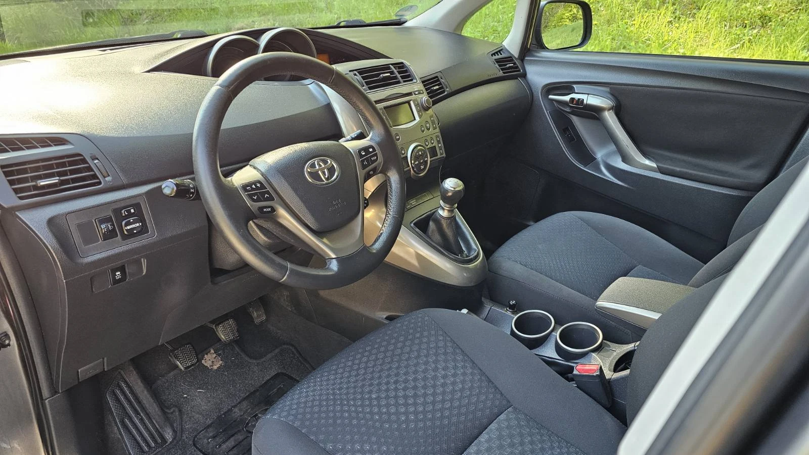 Toyota Verso 1.8, снимка 11 - Автомобили и джипове - 54438335
