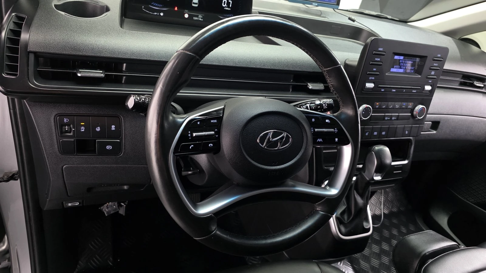 Hyundai Staria Modern* BLIND SPOT* ПОДГРЕВ ВОЛАН* КРАЙНА ЦЕНА, снимка 13 - Автомобили и джипове - 55367058