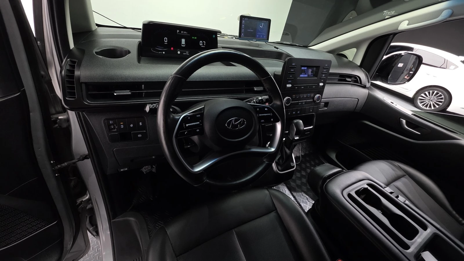 Hyundai Staria Modern* BLIND SPOT* ПОДГРЕВ ВОЛАН* КРАЙНА ЦЕНА, снимка 7 - Автомобили и джипове - 55367058