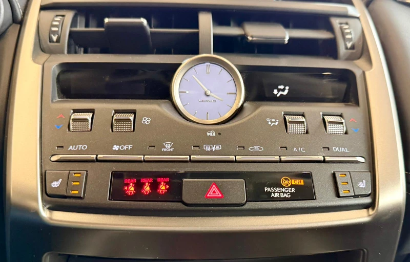 Lexus NX 300h Hybrid* Keyless* E-CVT* Подгреви* Лизинг* , снимка 13 - Автомобили и джипове - 52133697