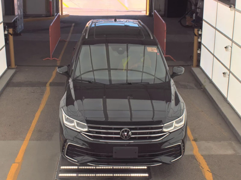 VW Tiguan SEL R-Line, снимка 2 - Автомобили и джипове - 52540775