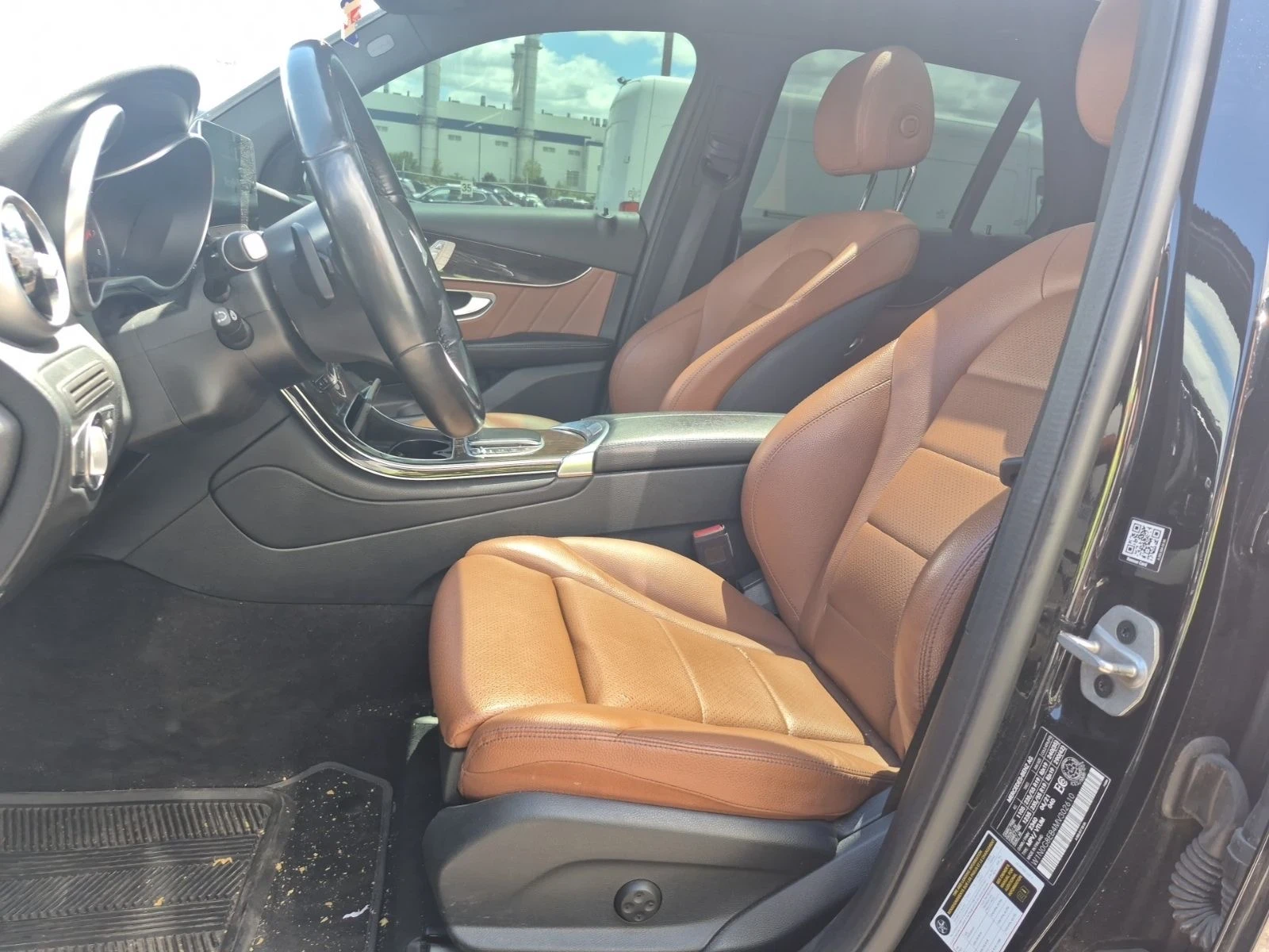 Mercedes-Benz GLC 300 Amg-pkg* Pano* Burmester* Back cam* Дистроник* 2Кл, снимка 9 - Автомобили и джипове - 55090449