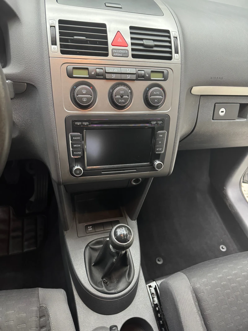 VW Touran 2.0 BMM, снимка 7 - Автомобили и джипове - 49536296