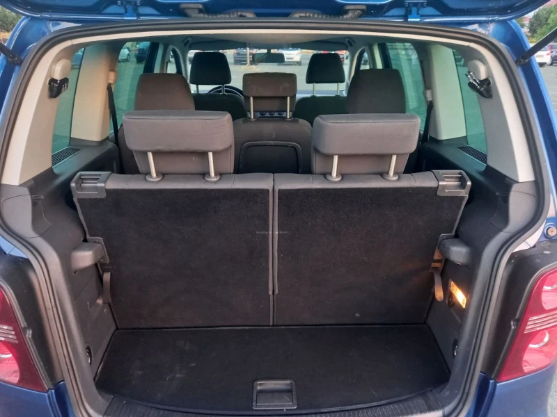 VW Touran 1.9 TDI, снимка 9 - Автомобили и джипове - 51920328