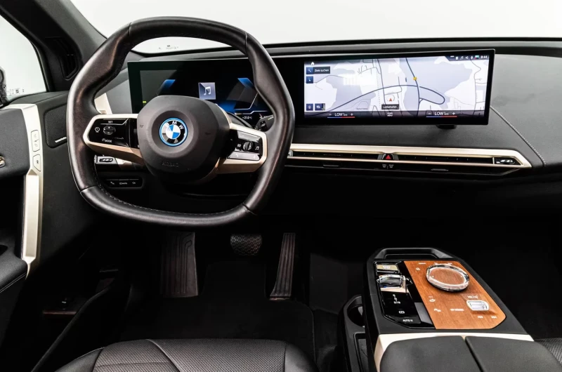 BMW iX 40xDrive/326HP/SPORT/LASER/HUD/360/H&K/MEMO/472g, снимка 12 - Автомобили и джипове - 52147930