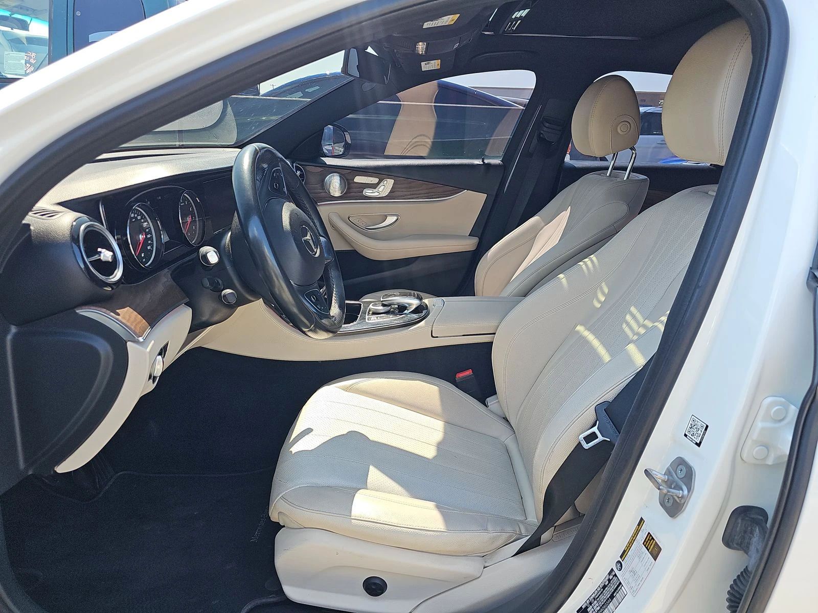 Mercedes-Benz E 300 AMG PACK* BURMASTER* KEYLESS GO* PANO* AMBIENT* М. - изображение 9