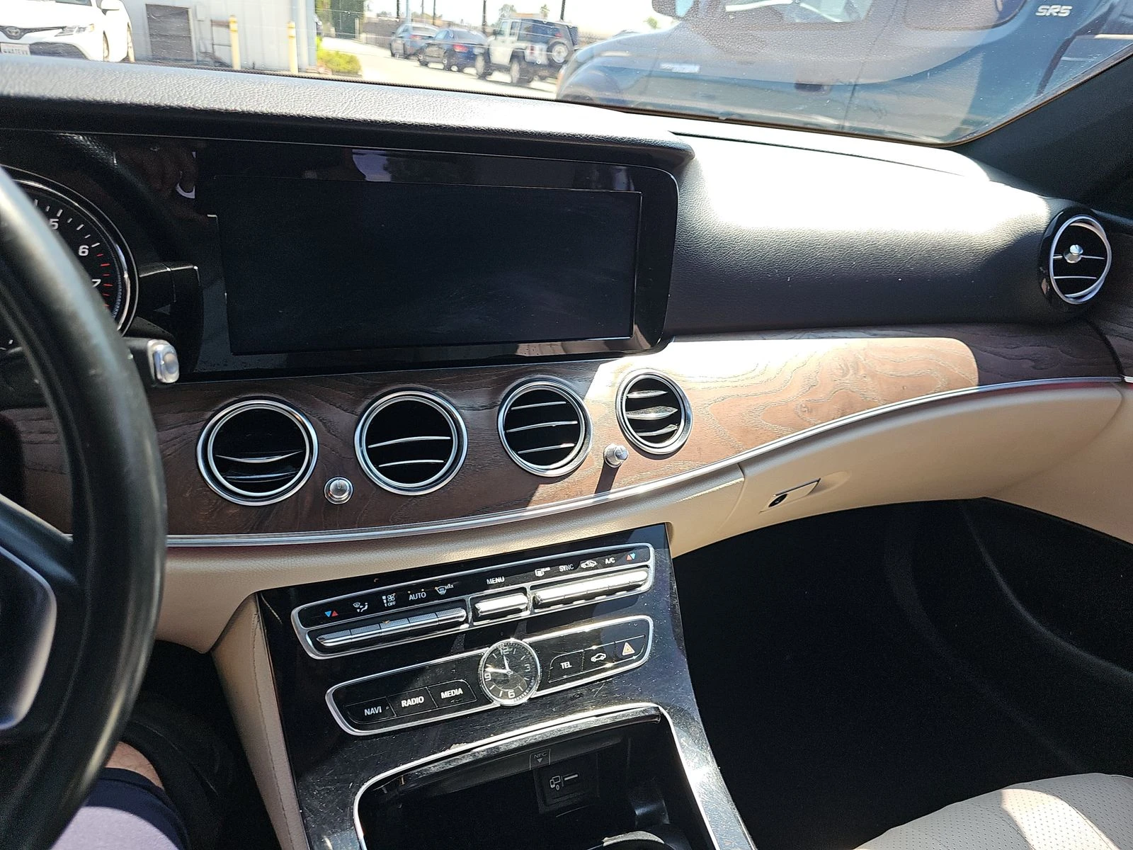 Mercedes-Benz E 300 AMG PACK* BURMASTER* KEYLESS GO* PANO* AMBIENT* М. - изображение 10
