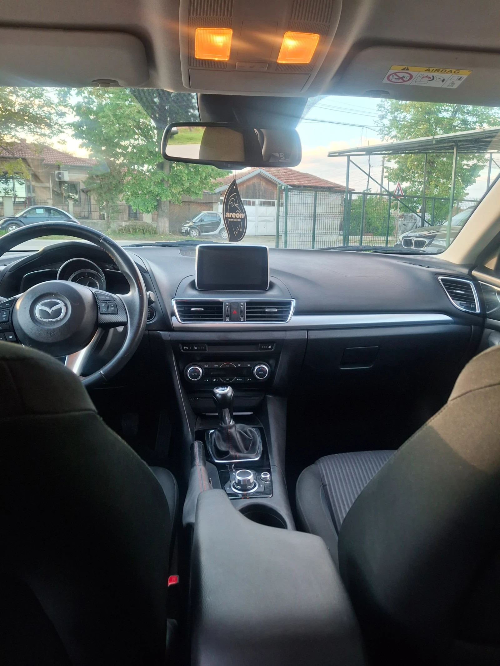 Mazda 3 2.2D SkyActive * Keyless*  Head Up*  Bose* , снимка 10 - Автомобили и джипове - 54545874