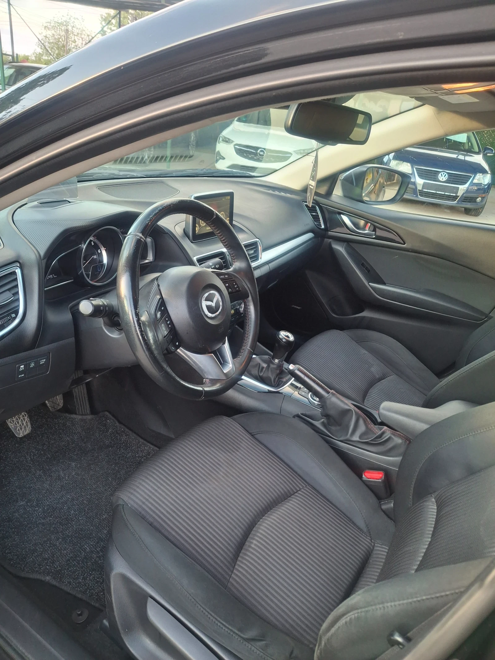 Mazda 3 2.2D SkyActive * Keyless*  Head Up*  Bose* , снимка 8 - Автомобили и джипове - 54545874