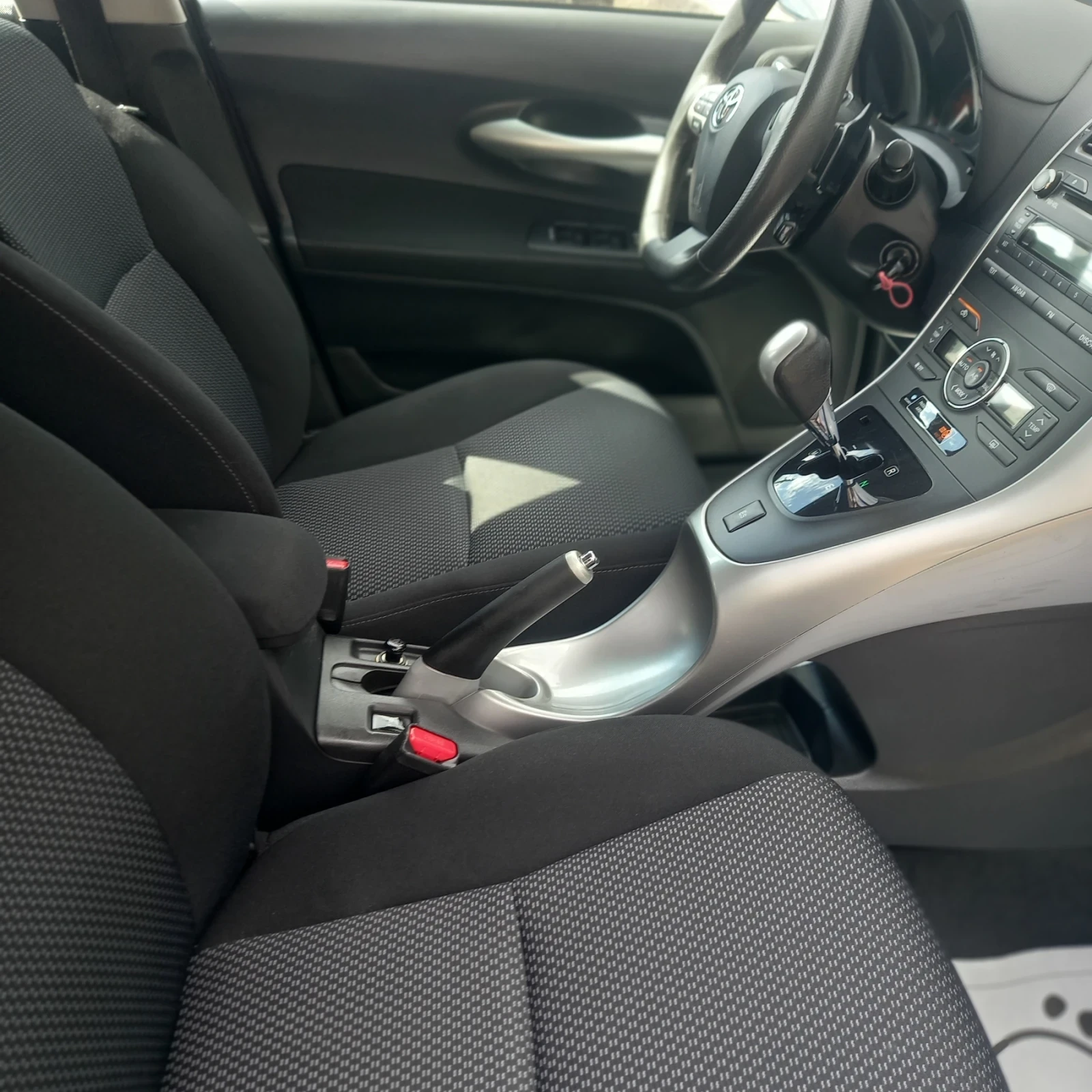 Toyota Auris 1.6 velvomatik, снимка 10 - Автомобили и джипове - 55268731