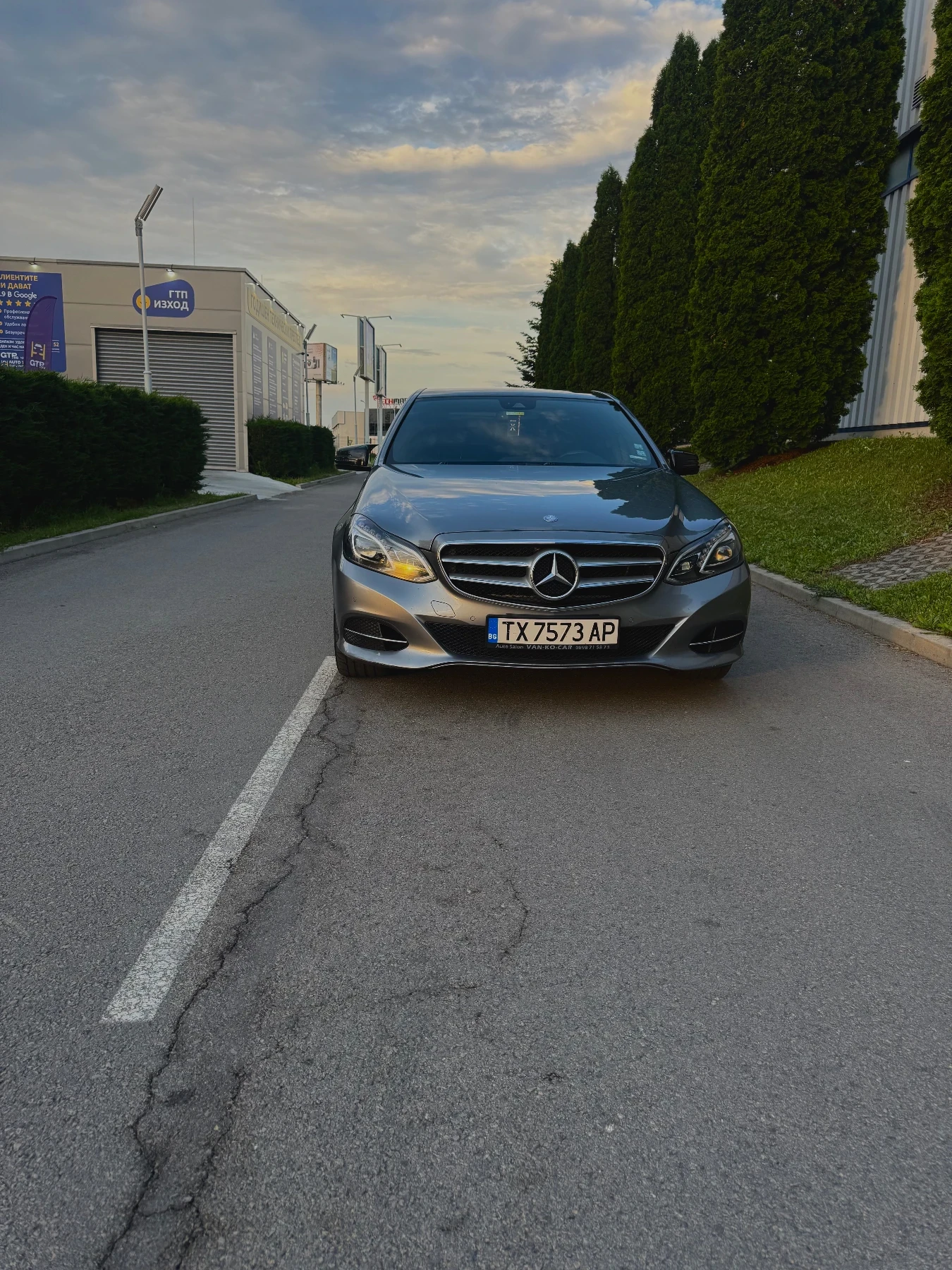 Mercedes-Benz E 220, снимка 2 - Автомобили и джипове - 55812239
