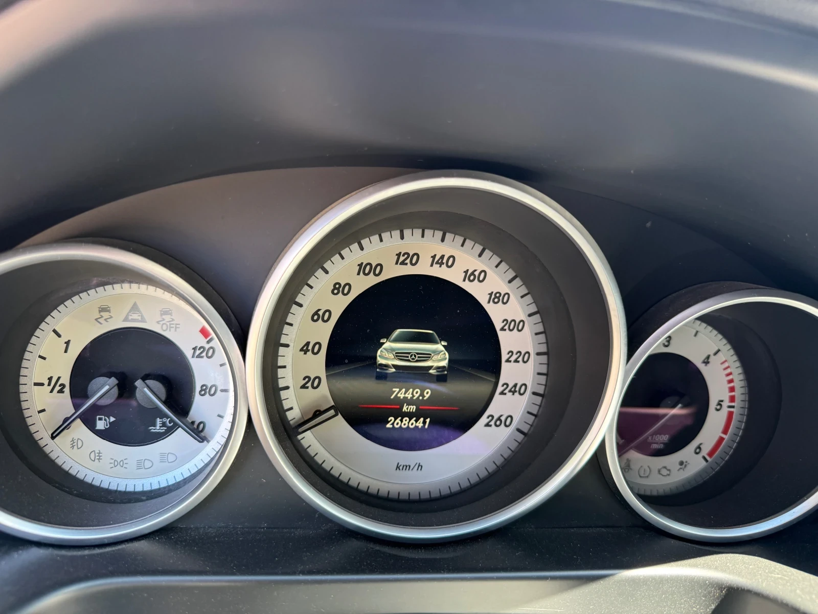 Mercedes-Benz E 220, снимка 14 - Автомобили и джипове - 56067945