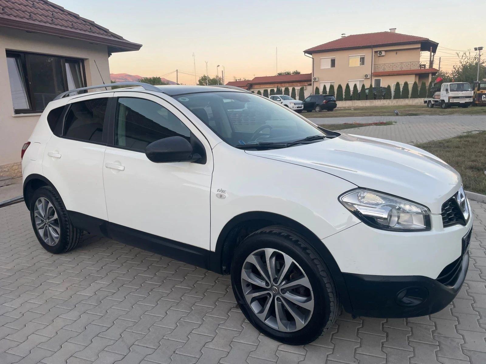 Nissan Qashqai 2.0 dCi DPF Tekna 4x4 Автомат Made in Italy N-TEC - изображение 5