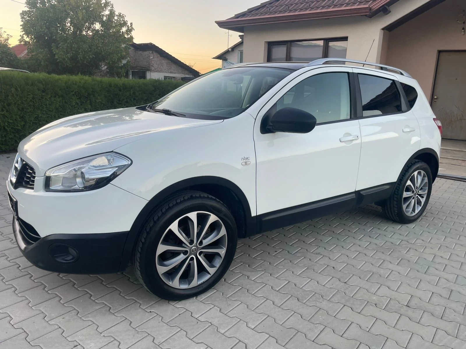 Nissan Qashqai 2.0 dCi DPF Tekna 4x4 Автомат Made in Italy N-TEC - изображение 3
