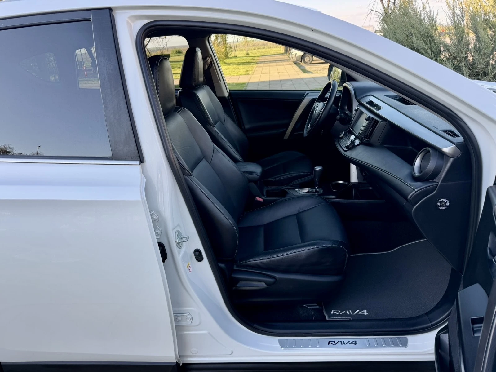 Toyota Rav4 Hybrid* Limited* 4x4* Facelift* Euro 6B* , снимка 16 - Автомобили и джипове - 54162263