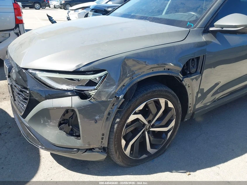 Audi Q8 E-Tron Premium Plus Quattro, снимка 6 - Автомобили и джипове - 54770090