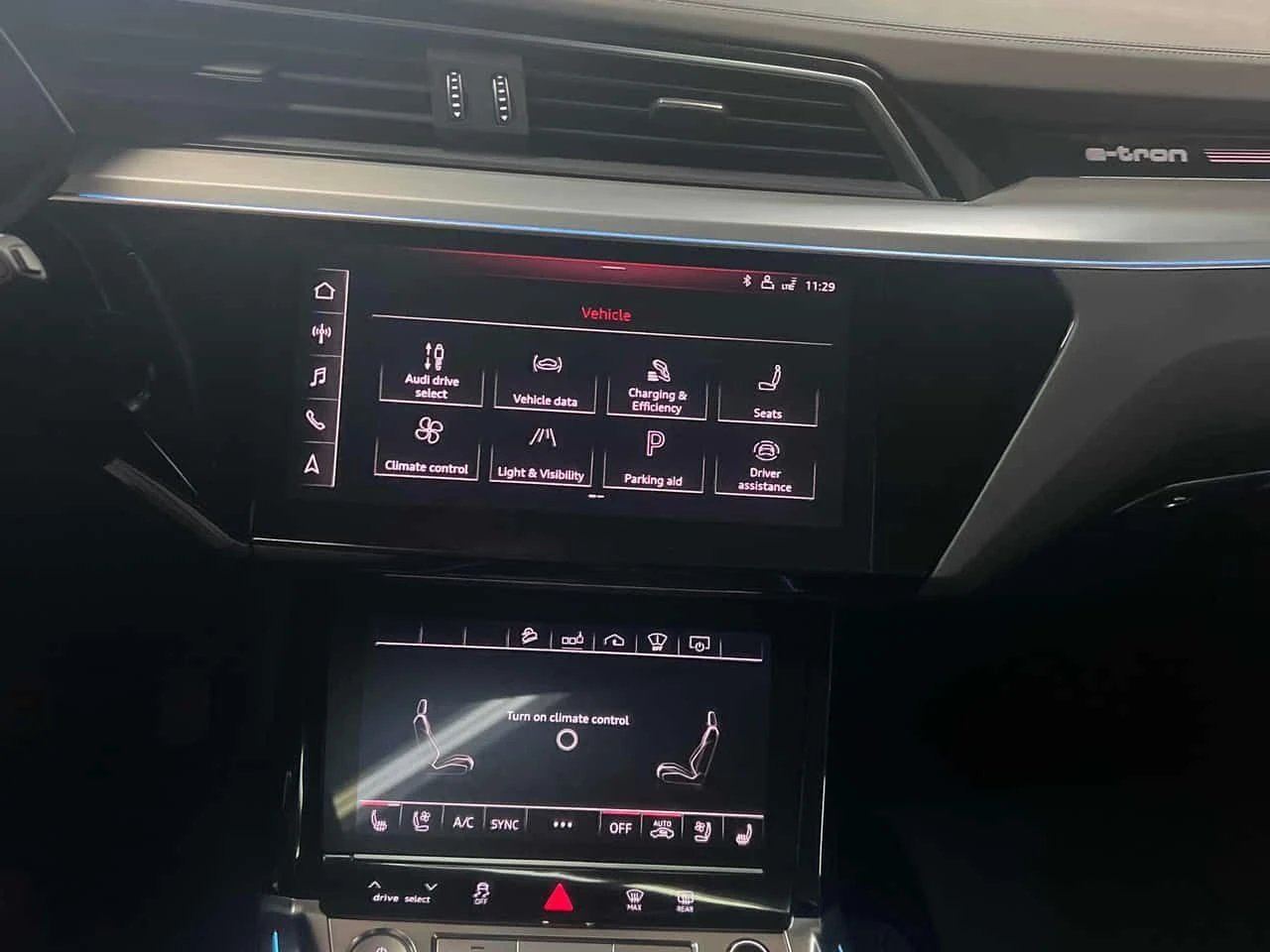 Audi E-Tron  Technik /ДИСТРОНИК/360/B&O, снимка 9 - Автомобили и джипове - 54024852