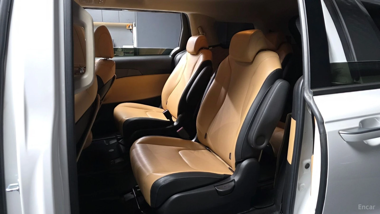 Kia Carnival Prestige* 9-местен* КОЖА* ОБДУХВ* КАМЕРА, снимка 10 - Автомобили и джипове - 55513698