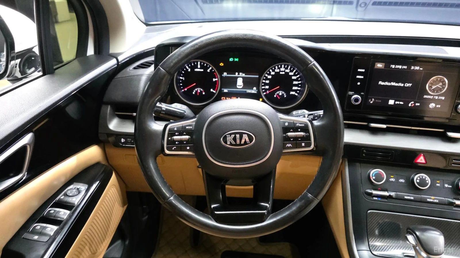 Kia Carnival Prestige* 9-местен* КОЖА* ОБДУХВ* КАМЕРА, снимка 11 - Автомобили и джипове - 55513698