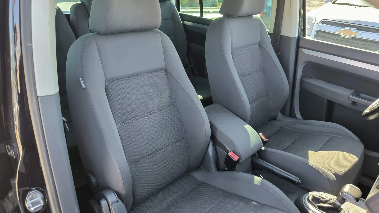 VW Touran 2.0TDi, снимка 9 - Автомобили и джипове - 56374331