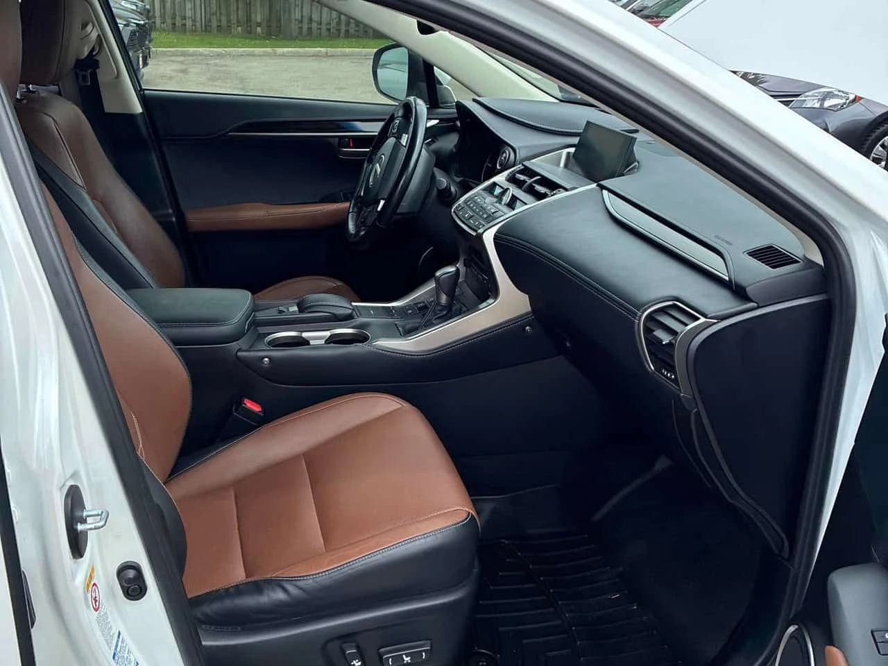Lexus NX 300h * Executive * АВТОКРЕДИТ  БЕЗ ПЪРВОНАЧАЛНА ВНОСКА*, снимка 16 - Автомобили и джипове - 54661006
